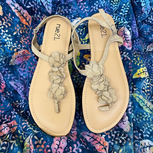 Faux suede floral sandal size 9 - Picture 1 of 4